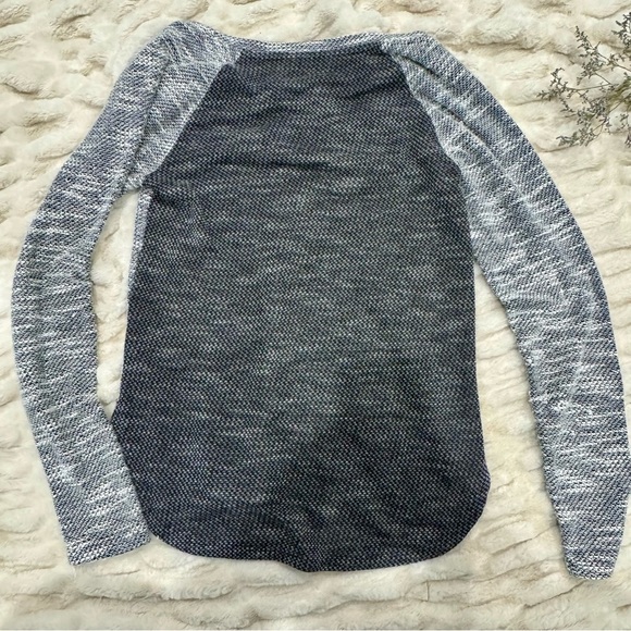 Only gray/ black button detail top - Picture 5 of 6